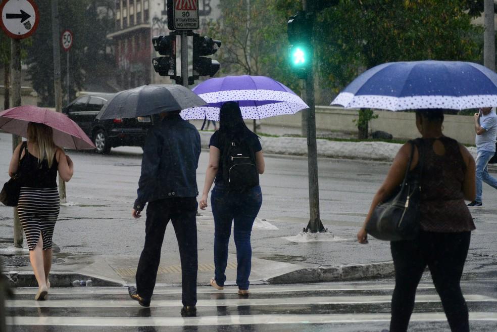 Pedestres com guarda-chuva em São Paulo