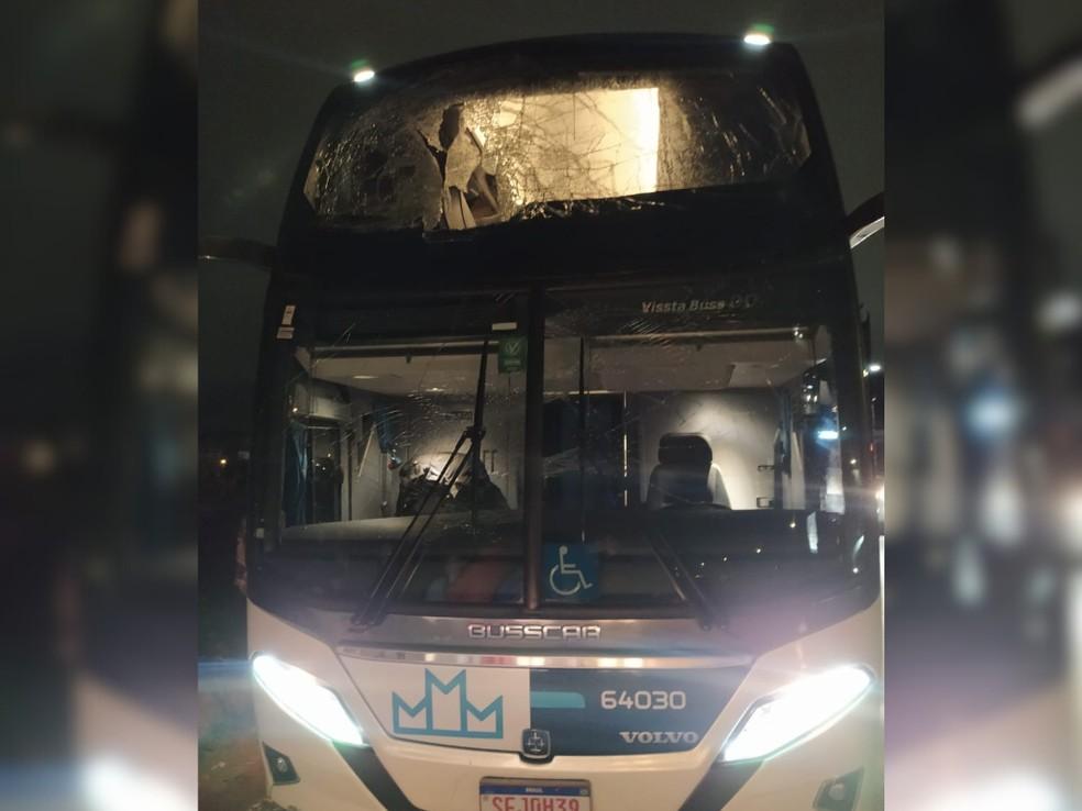 Rodado de caminhão se solta, atinge ônibus e deixa um morte e dois feridos no Paraná