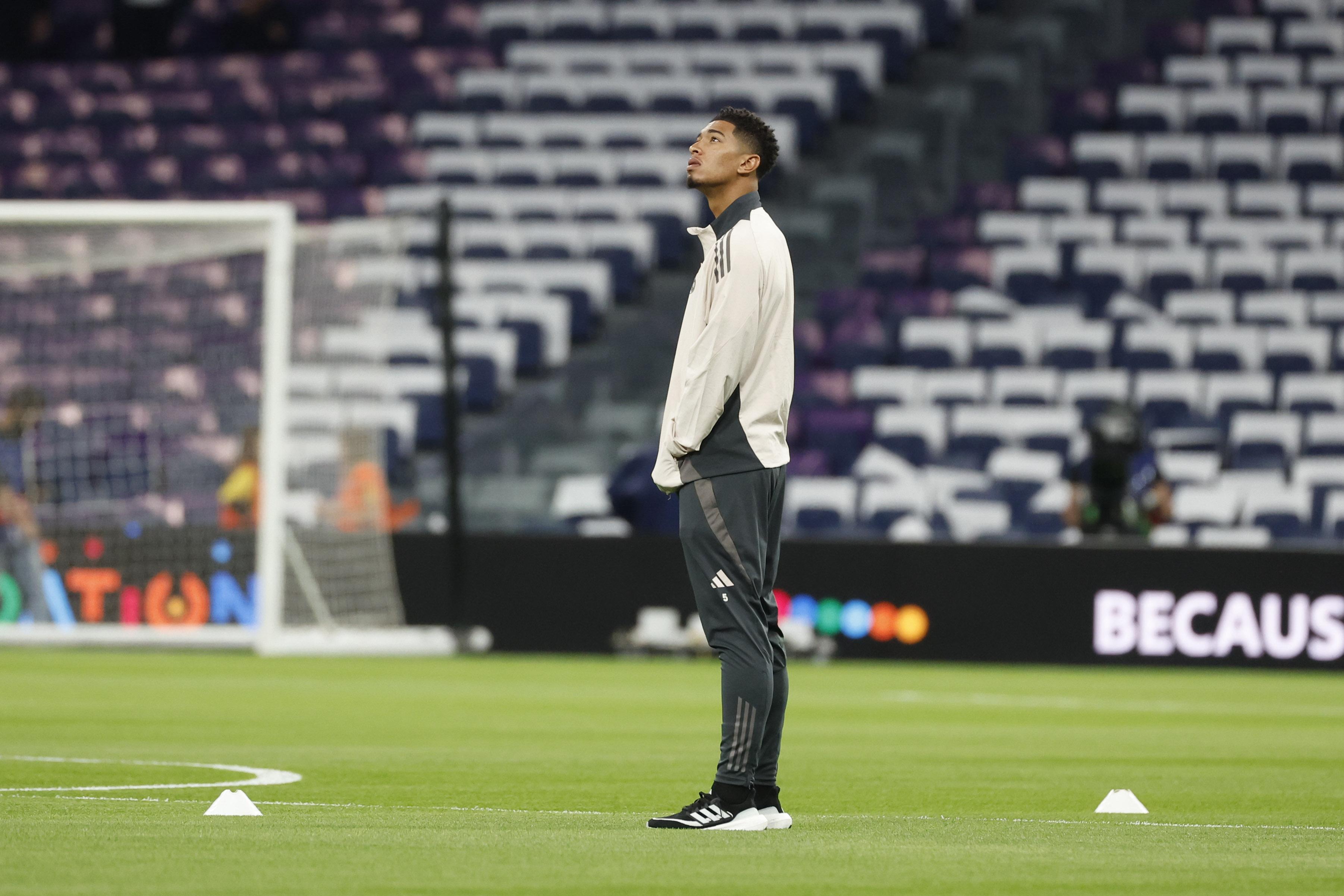 Jude Bellingham em campo antes da partida entre Real Madrid e Borussia Dortmund