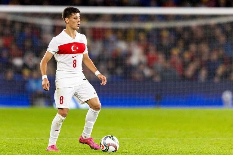 Arda Güler durante jogo contra País de Gales