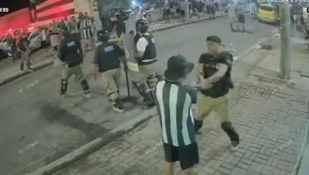 Homem é agredido na sequência após Botafogo x Peñarol — Foto: Reprodução