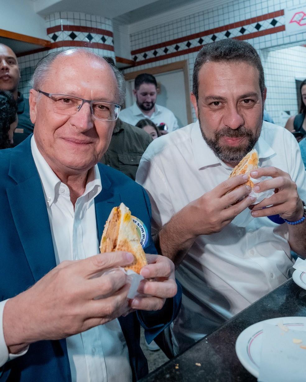 Alckmin e Boulos compartilham um sanduíche