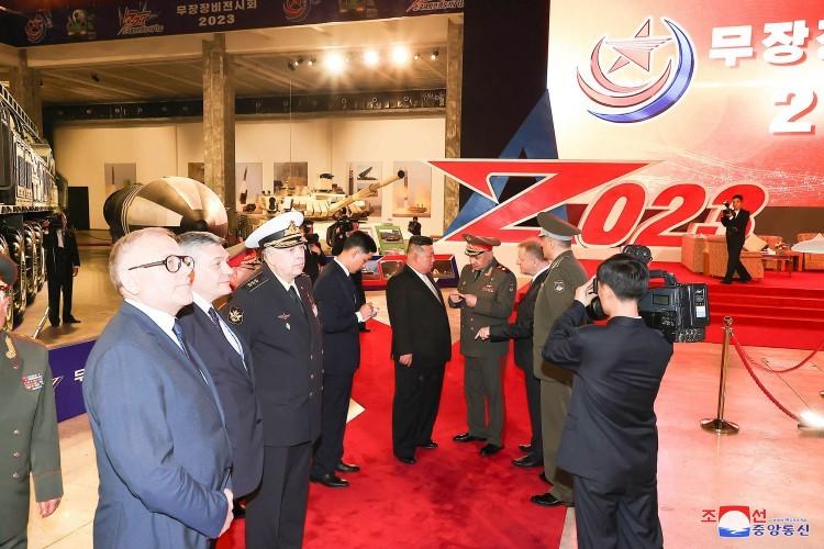 Kim Jong-Un mostra armamentos norte-coreanos ao ministro da Defesa da Rússia, Sergei Shoigu