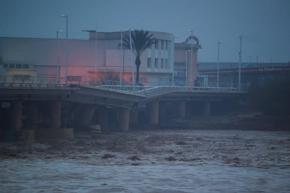 Chuvas torrenciais em Valência, na Espanha, provocaram o desabamento parcial de ponte sobre rio no dia 30 de outubro de 2024 — Foto: Eva Mañez/Reuters