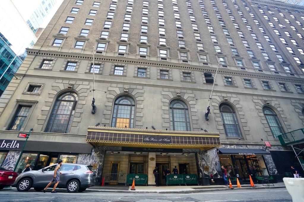 Christian Jones na frente do Roosevelt Hotel em NYC