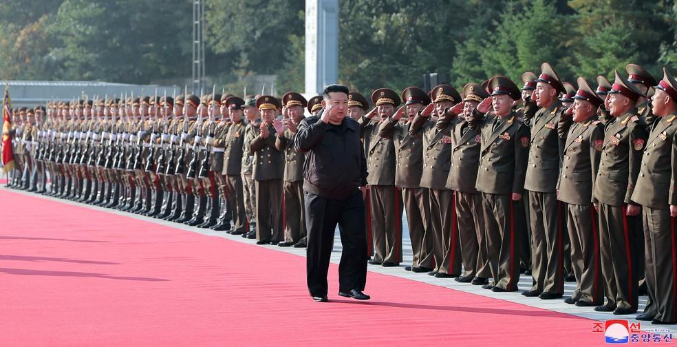 Kim Jong-un inspeciona tropas na Coreia do Norte