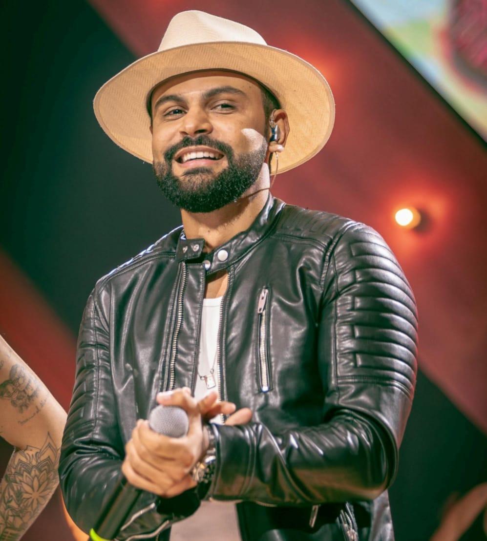 Thullio Milionário se apresenta durante show