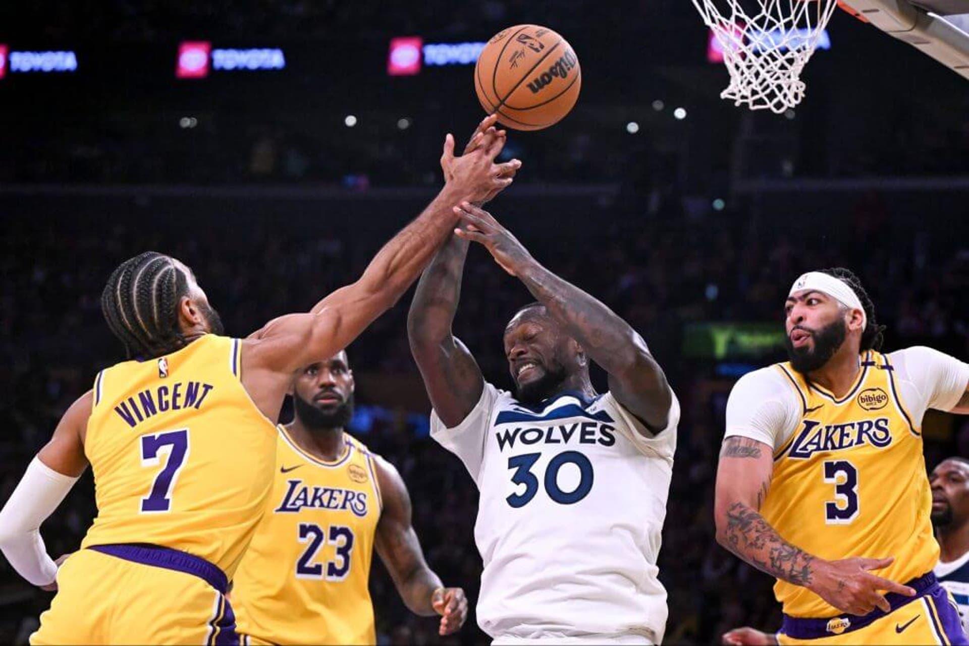 Gabe Vincent reboteia contra Julius Randle durante jogo do Lakers