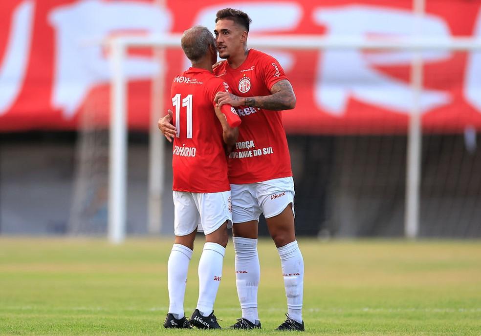 Romário e Romarinho, pai e filho, com a camisa do América-RJ