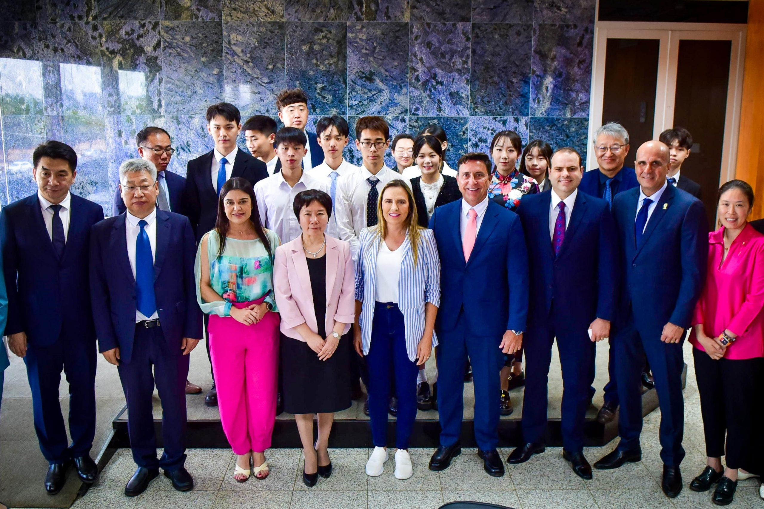 Brasília recebe delegação chinesa de badminton para intercâmbio nos Jogos Universitários.