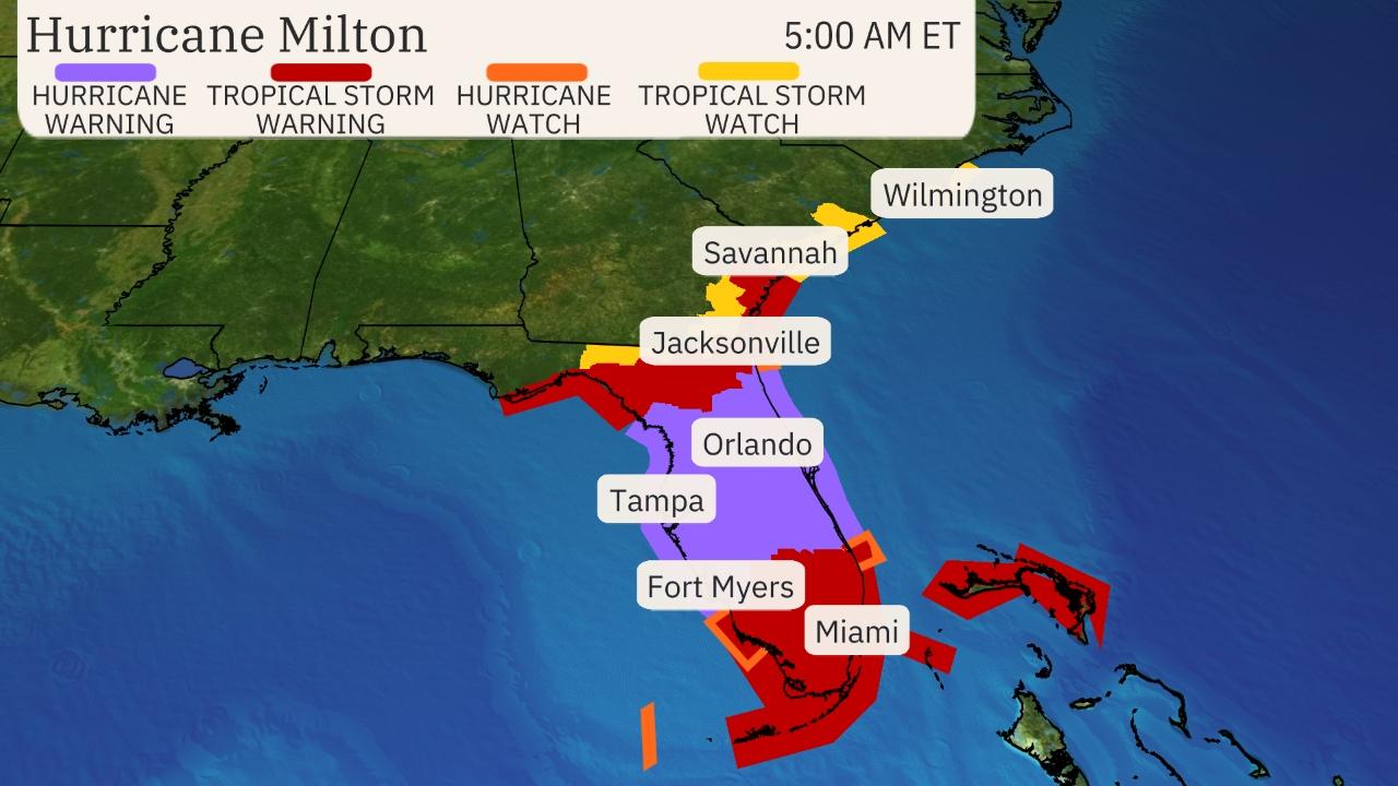 Prateleiras vazias em supermercado devido aos preparativos para o furacão Milton.
