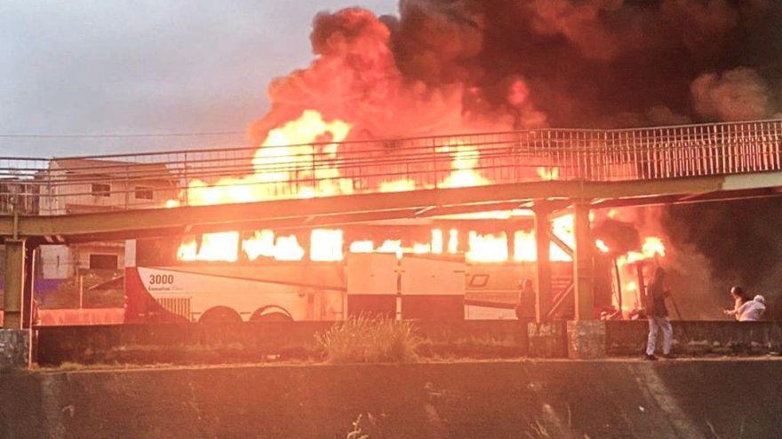 Ônibus com torcedores do Cruzeiro atacado