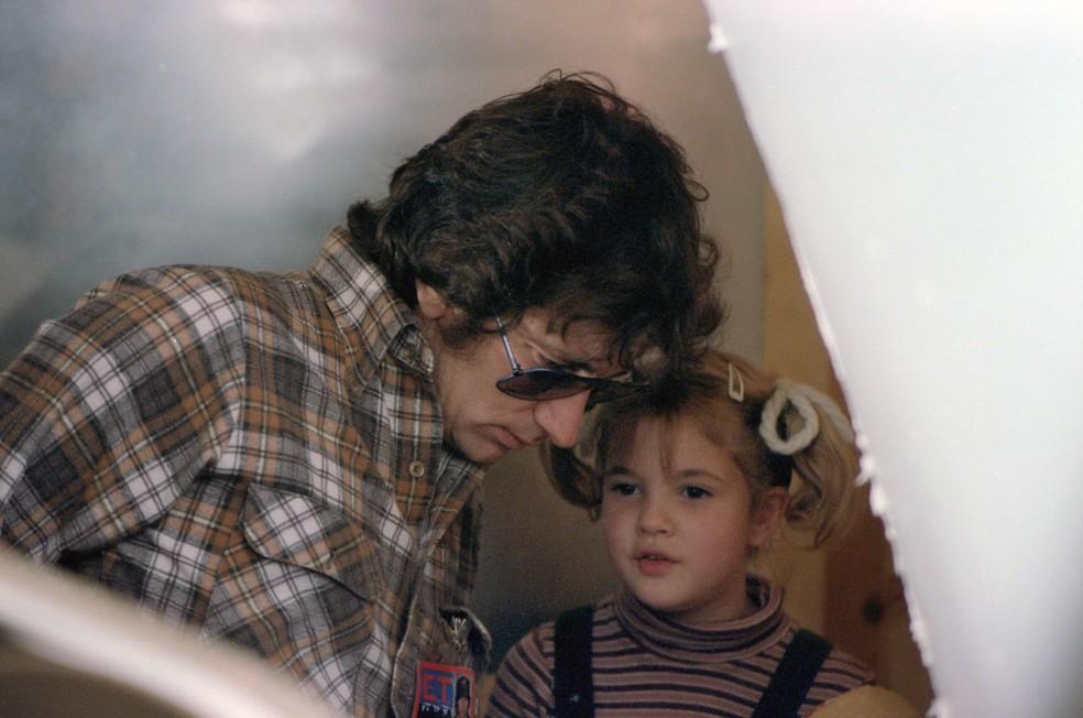 Drew Barrymore e Steven Spielberg no set de 'E.T. - O Extraterrestre' (1982) — Foto: Getty Images