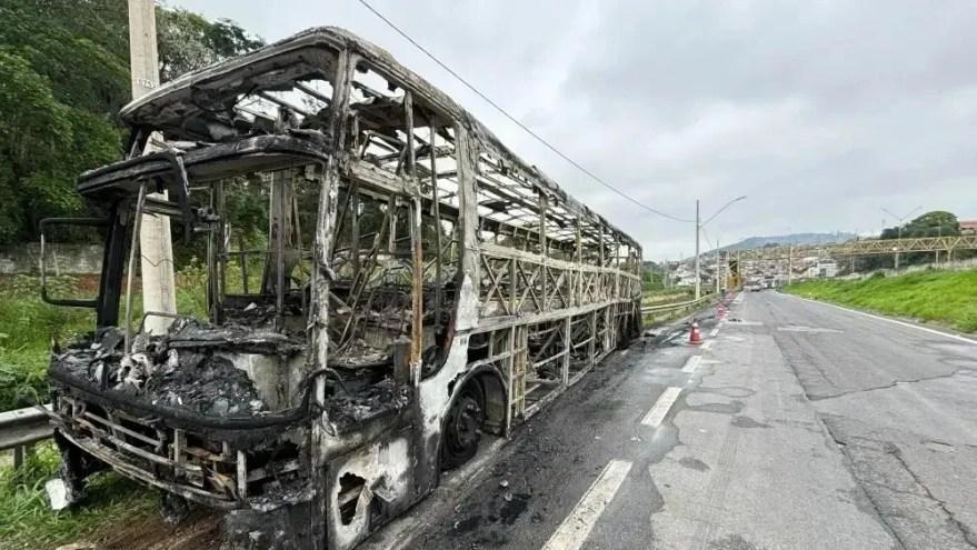 Integrantes da Mancha Verde atearam fogo contra ônibus da Máfia Azul