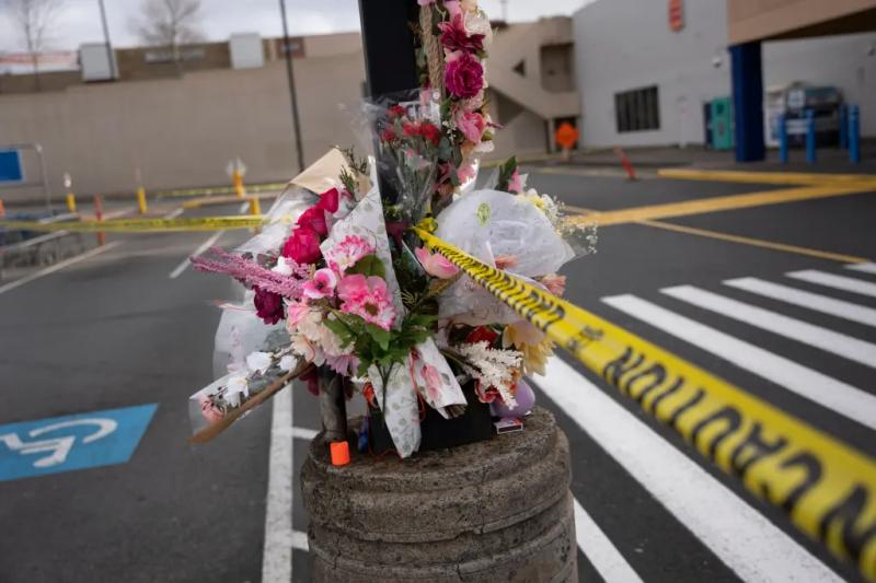 Flores em homenagem à funcionária que morreu no Walmart