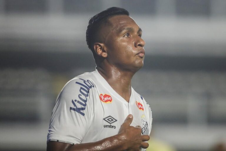 Alfredo Morelos, atacante do Santos, é preso na Colômbia por dirigir embriagado