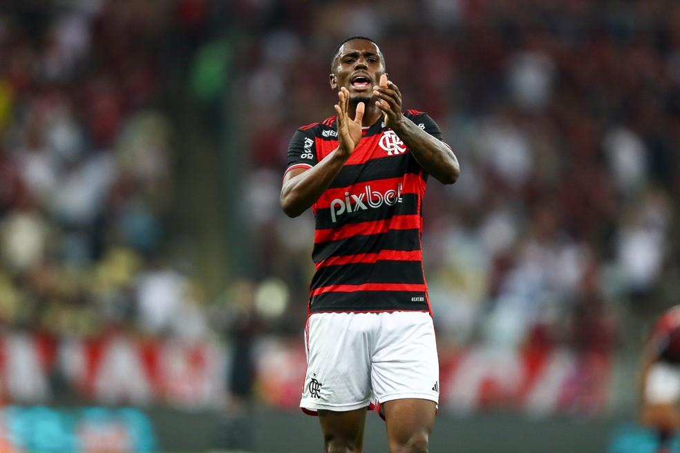 Evertton Araújo aplaudindo a torcida durante o jogo Flamengo x Bahia