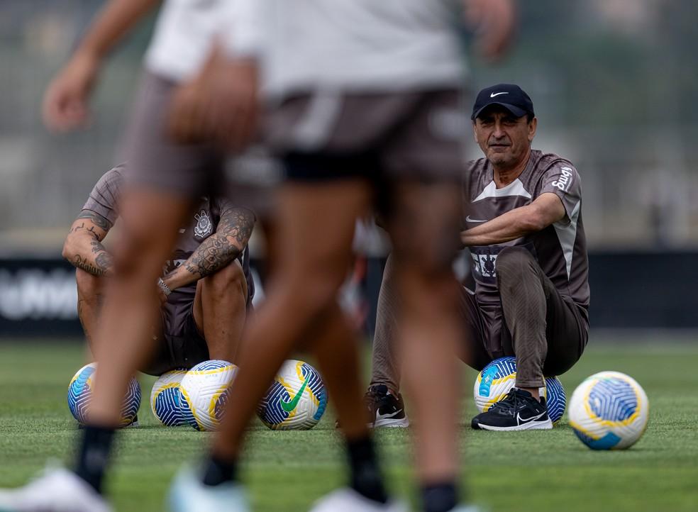 Ramón Díaz observa a treino do Corinthians