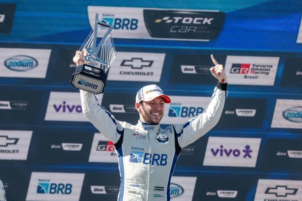 Enzo Elias exibe o troféu e comemora vitória na corrida sprint em El Pinar