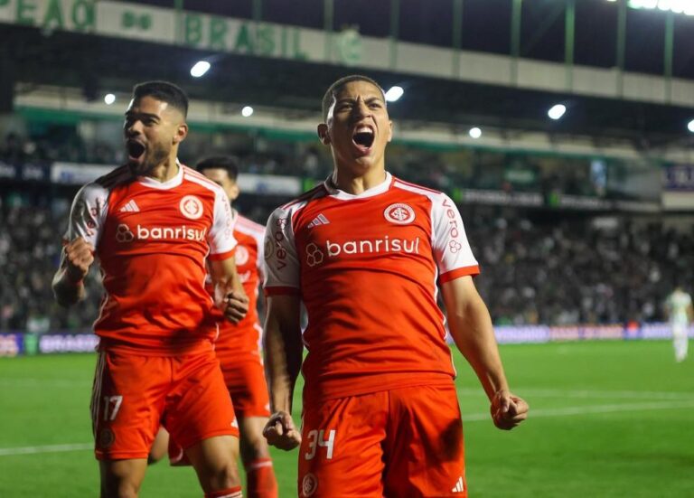 Roger Machado enfrenta dilema entre Gabriel Carvalho e Bruno Tabata para jogo decisivo do Inter contra o Flamengo