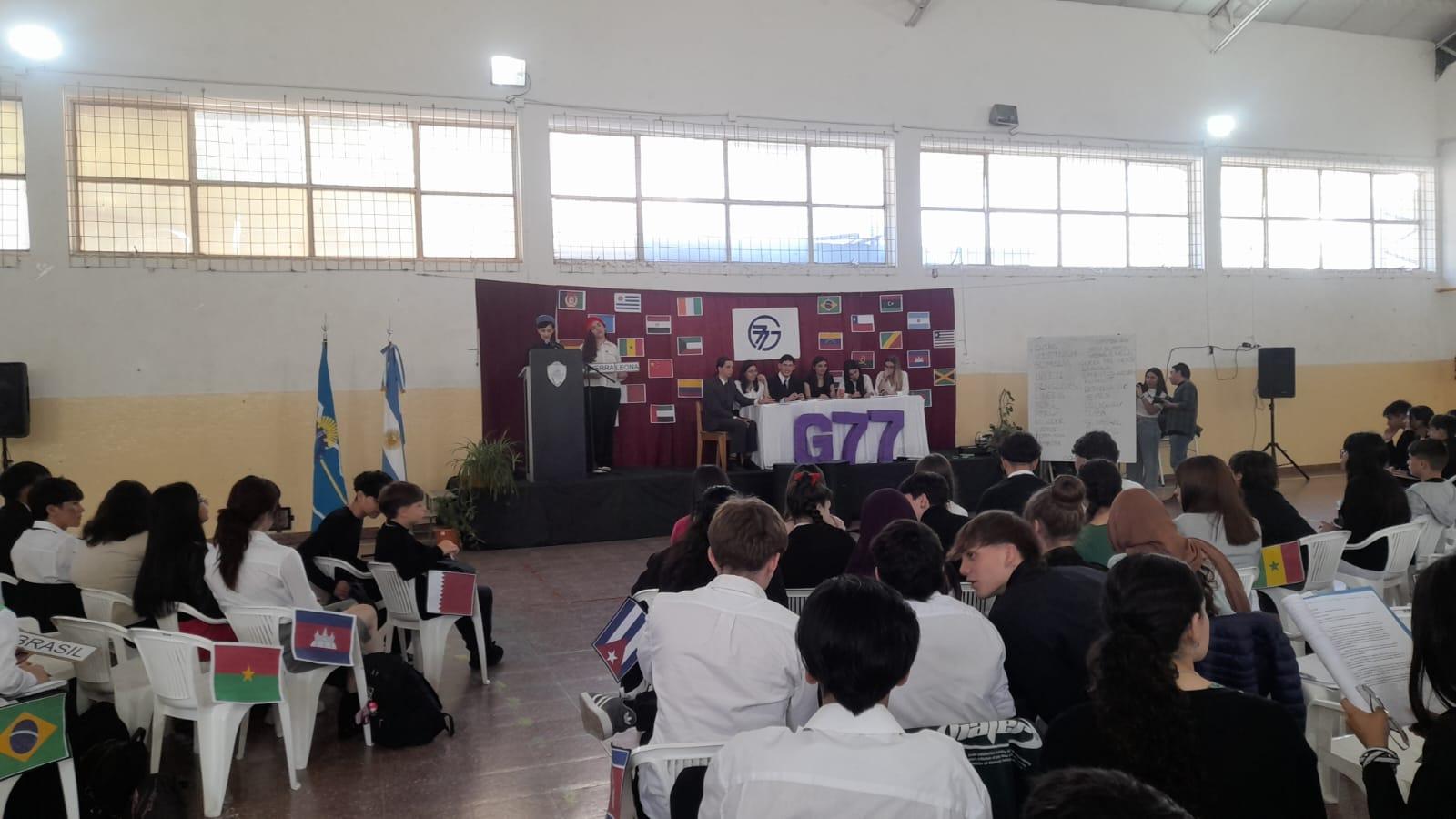 Estudantes participando da simulação G77 na Escola 741