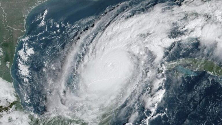 Furacão Milton: Tempestade Poderosa Ameaça a Flórida e Gera Alertas Urgentes