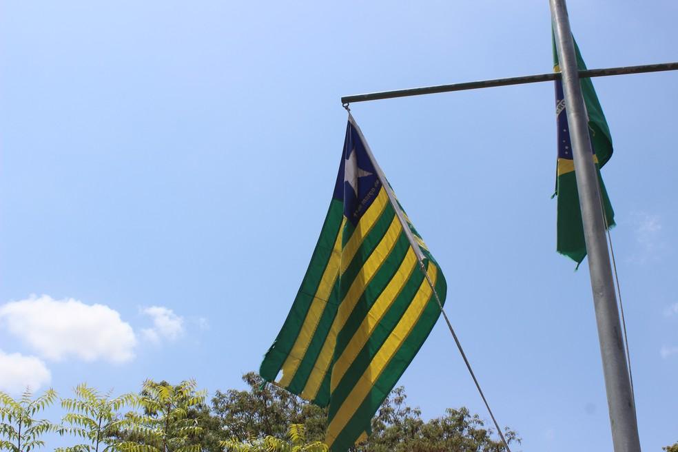 Bandeira do Piauí hasteada