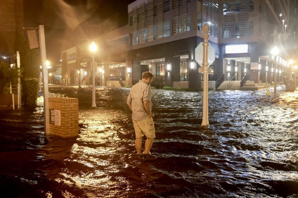 Ruas de Sarasota alagadas após a chegada do furacão Milton