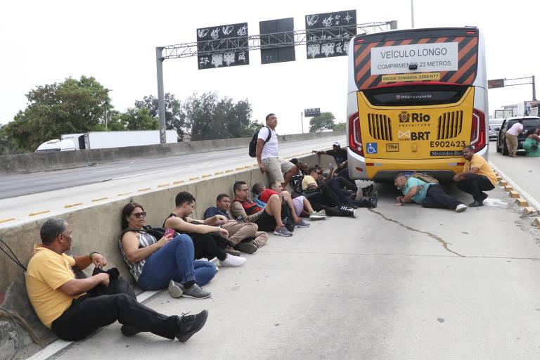 Confronto entre PM e traficantes deixa mortos e fecha a av. Brasil no Rio.