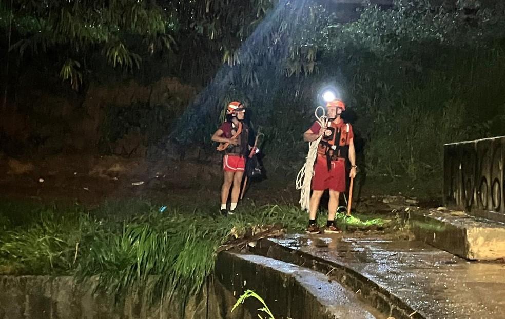 Bombeiros fazem buscas no Ribeirão Piçarrão