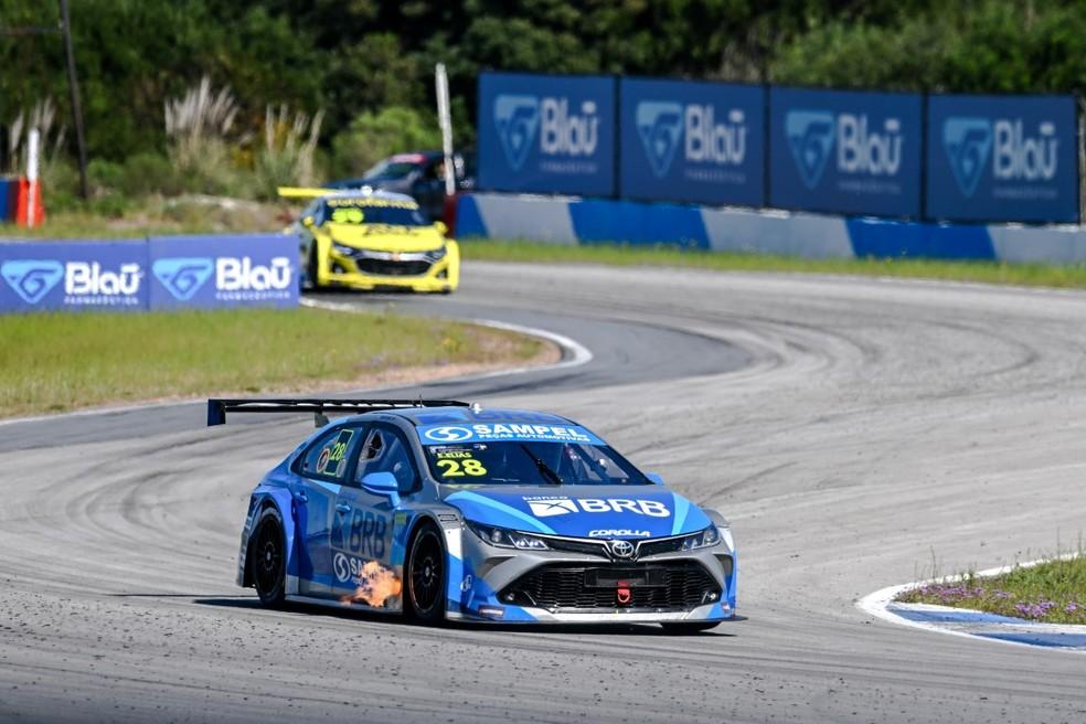 Enzo Elias liderou a corrida sprint da Stock Car em El Pinar pela maior parte da prova
