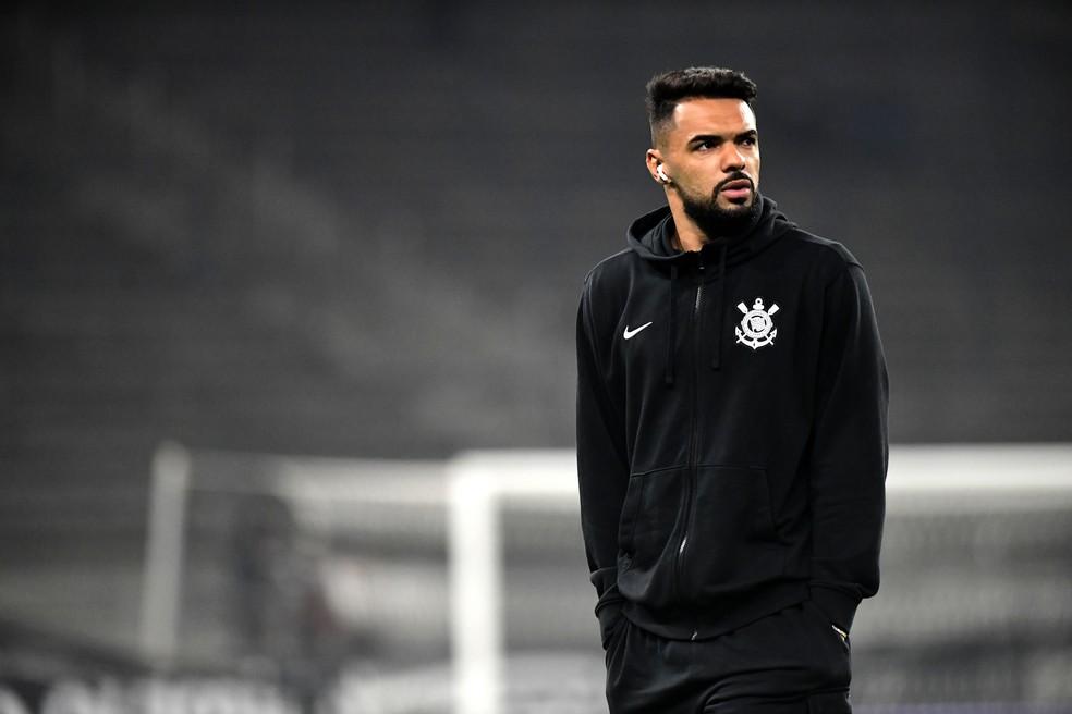 Raniele observa gramado da Neo Química Arena, do Corinthians