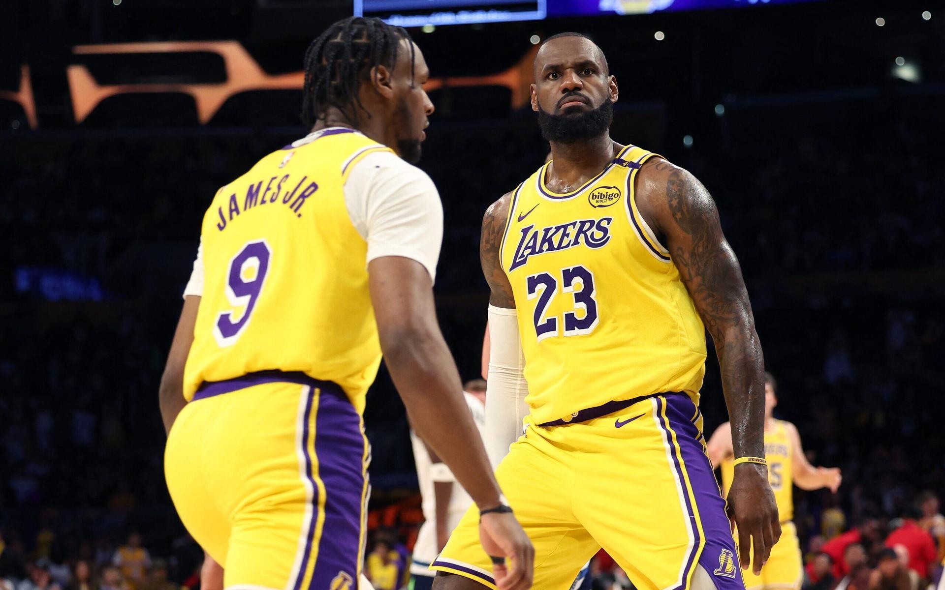 LeBron e Bronny James durante o jogo