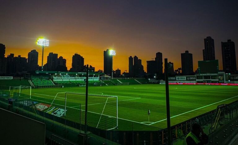 Goiás e Santos se enfrentam pela 30ª rodada da Série B do Campeonato Brasileiro