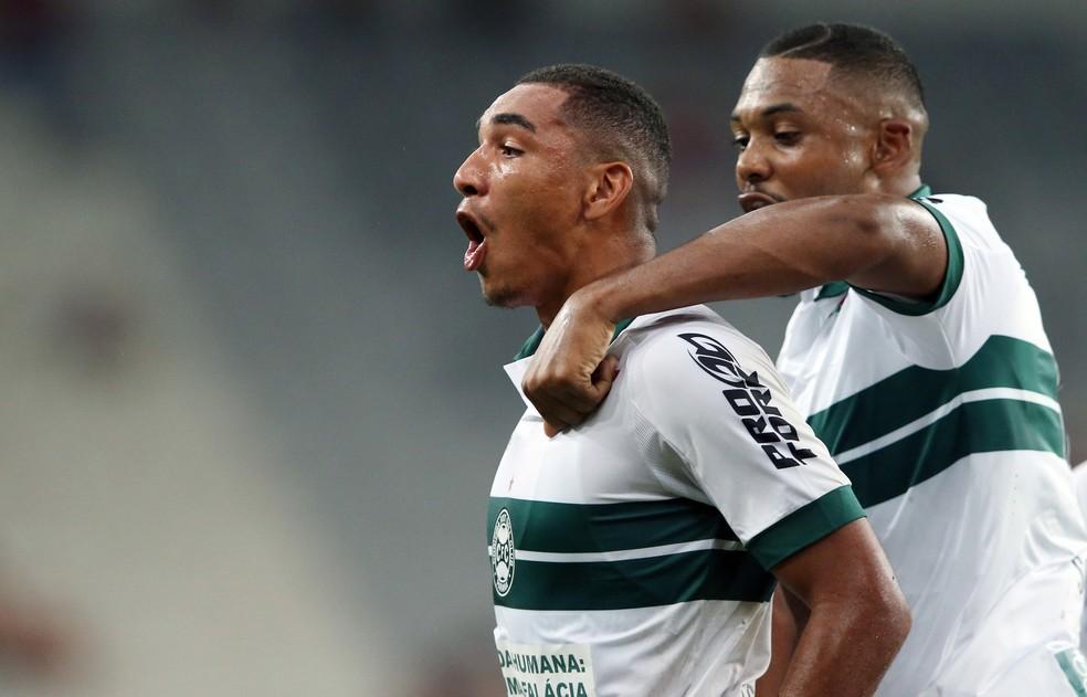 Igor Jesus em ação durante Athletico x Coritiba, destacando-se como um dos principais nomes do futebol brasileiro.