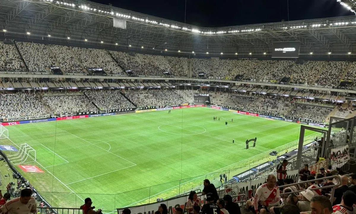 Estado do campo de jogo na Arena MRV