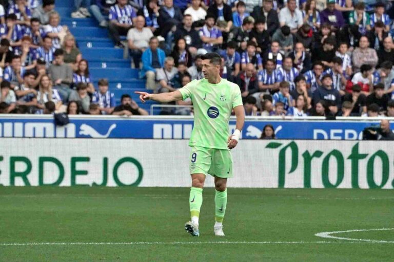 Barcelona Arrasa Alavés com Hat-trick de Lewandowski