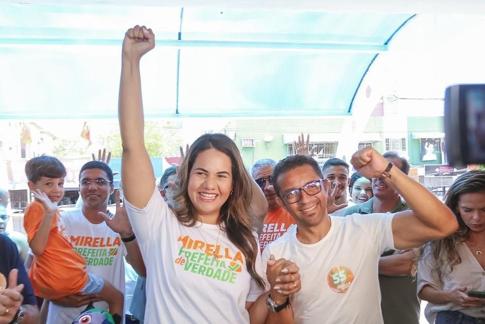 Mirella (PSD) durante votação em Olinda com o então candidato a vice Chiquinho (PSD)