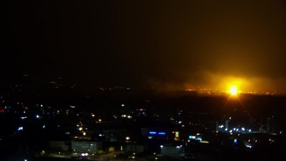 Explosões e ataques aéreos perto do aeroporto de Beirute à noite.