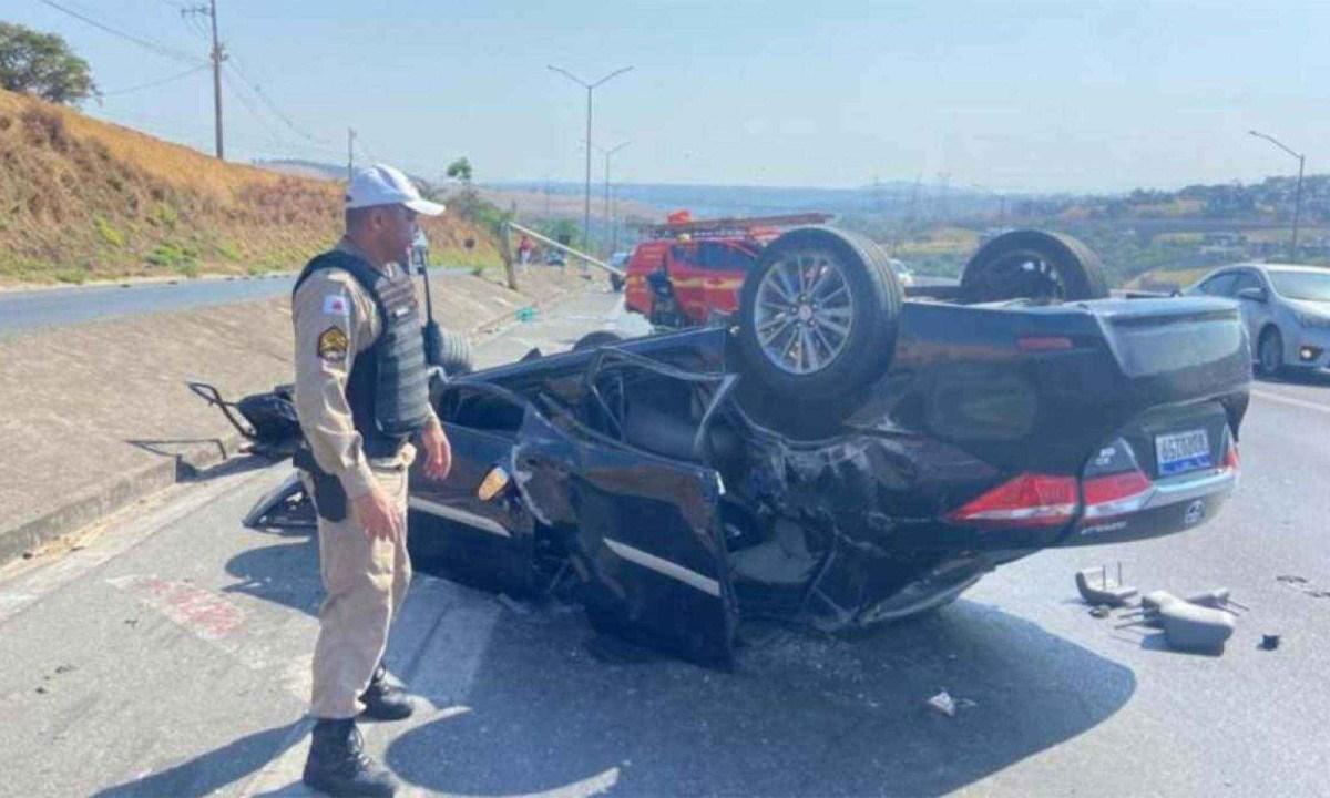 Toyota Corolla capotou deixando um homem morto e uma mulher ferida na MG-010, em Vespasiano