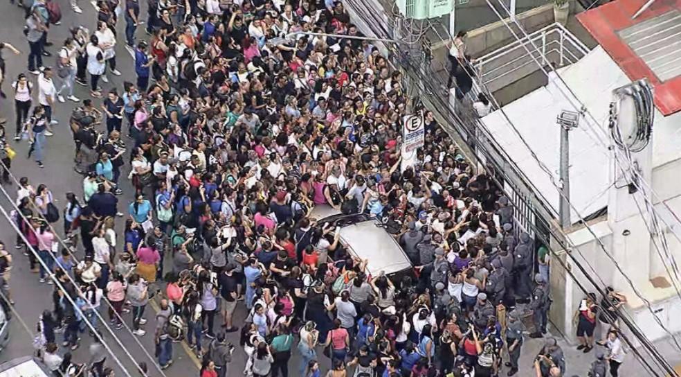 Trabalhadores enfrentam fila em porta de sindicado