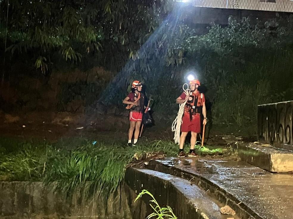 Bombeiros fazem buscas no Ribeirão Piçarrão em Campinas