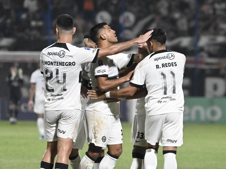 Jogadores de Olimpia celebram um gol na Copa Paraguay