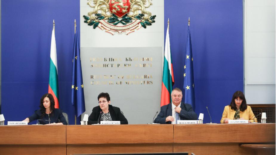 Reunião do Conselho Tripartite discutindo propostas de salário mínimo