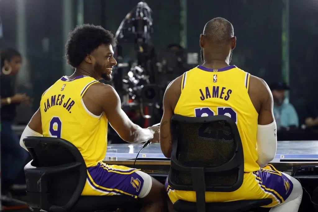 LeBron James e Bronny James durante o media day dos Lakers.