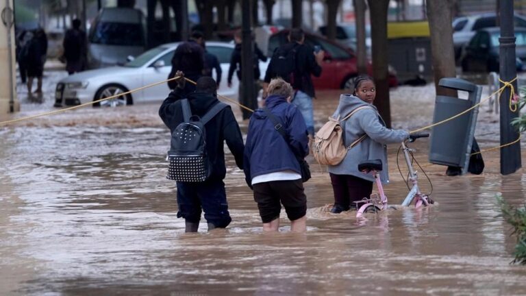 Enchentes devastadoras em Valência, Espanha, resultam em 51 mortes