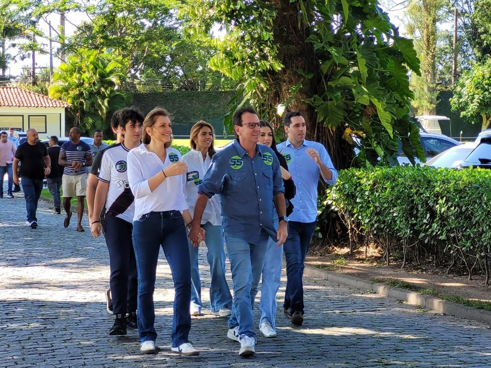 Candidato Eduardo Paes chega para votar em São Conrado