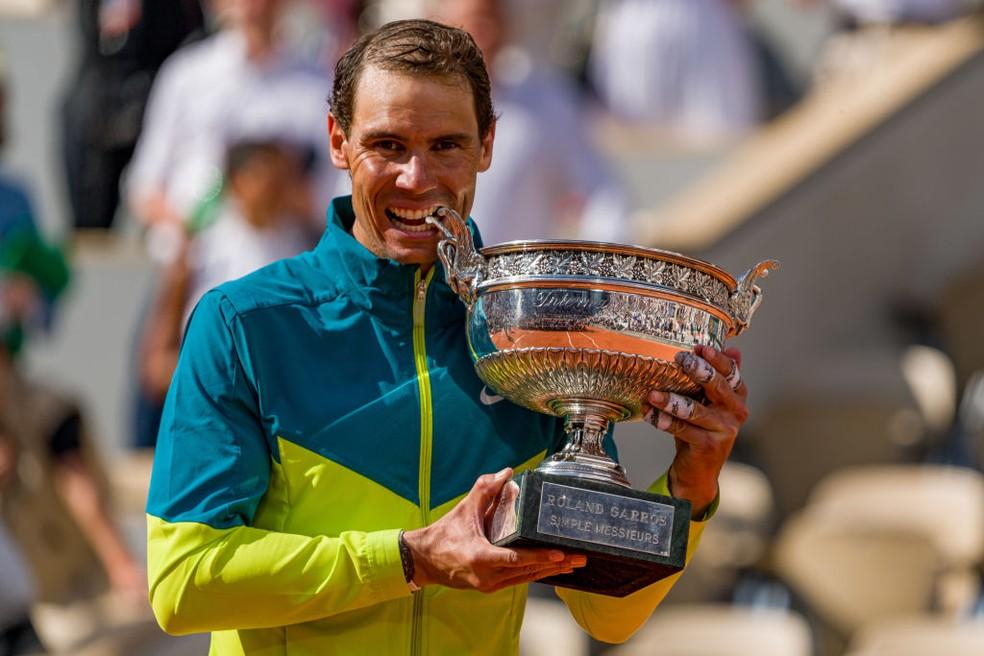 Nadal posa com o troféu de Roland Garros