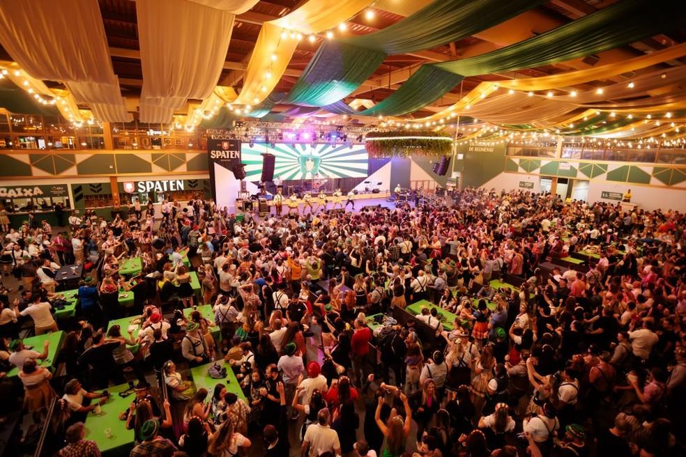 Público curte pavilhão na Oktoberfest Blumenau