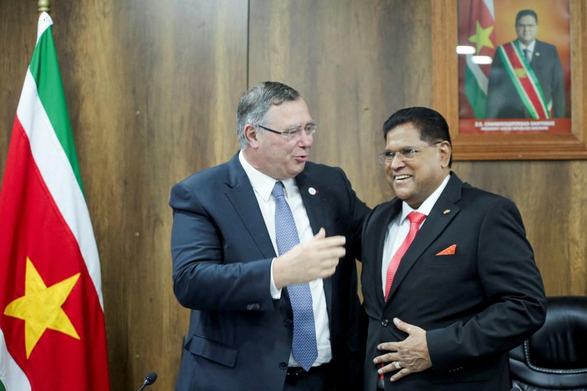 TotalEnergies CEO Patrick Pouyanne e o Presidente de Suriname Chan Santokhi após anúncio de investimento